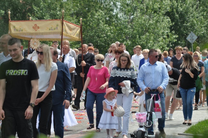 Tarnobrzeg. Procesja w parafii Matki Bożej Częstochowskiej