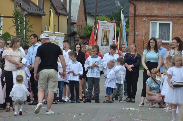 Tarnobrzeg. Procesja w parafii Matki Bożej Częstochowskiej