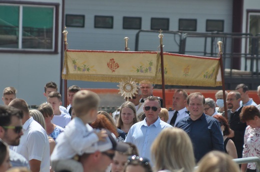 Tarnobrzeg. Procesja w parafii Matki Bożej Częstochowskiej