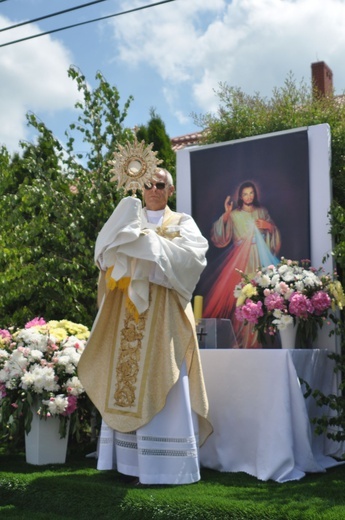 Tarnobrzeg. Procesja w parafii Matki Bożej Częstochowskiej