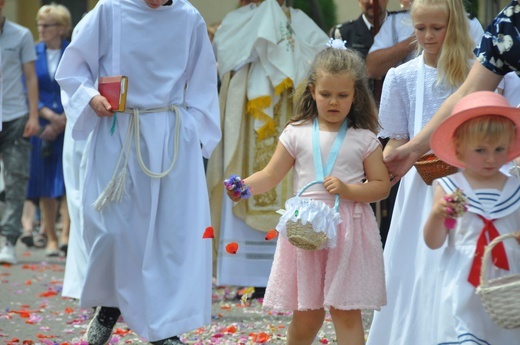 Tarnobrzeg. Procesja w parafii Matki Bożej Częstochowskiej