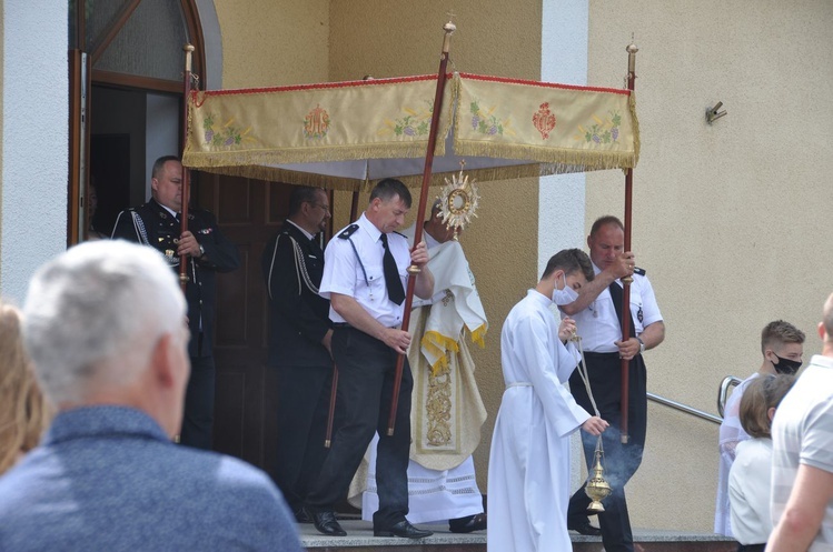 Tarnobrzeg. Procesja w parafii Matki Bożej Częstochowskiej