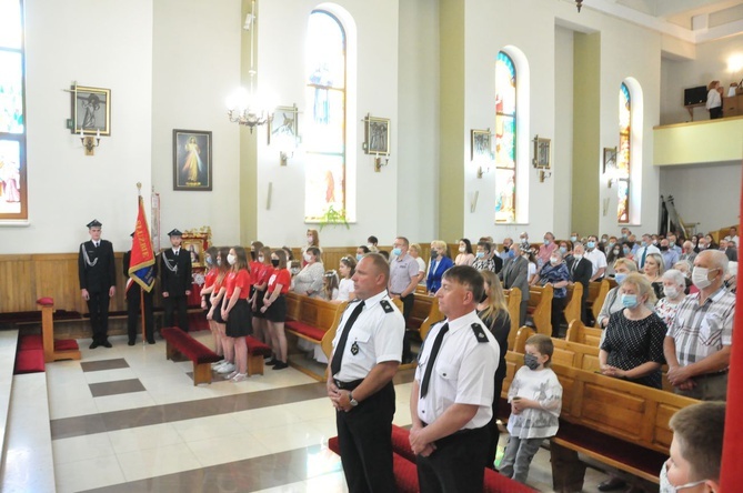 Tarnobrzeg. Procesja w parafii Matki Bożej Częstochowskiej