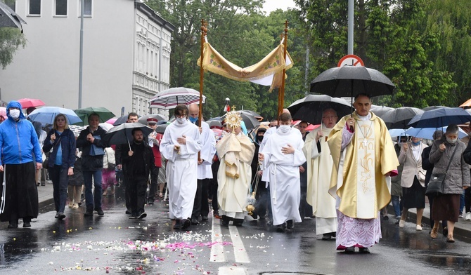 Bp Włodarczyk: Eucharystia to nie spektakl, ale posiłek. Procesja Bożego Ciała w Koszalinie