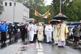 Bp Włodarczyk: Eucharystia to nie spektakl, ale posiłek. Procesja Bożego Ciała w Koszalinie