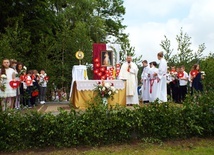 Ołtarze przygotowane były tematycznie. Przy jednym z nich, najbliższej Jezusa były dzieci.