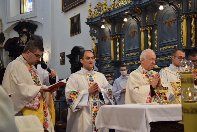 Mszą świętą w bazylice katedralnej rozpoczęły się w Łowiczu uroczystości Najświętszego Ciała i Krwi Chrystusa. 