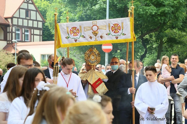 Strzegom. Parafia pw. Zbawiciela Świata i MB Szkaplerznej