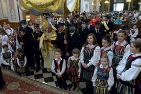 Procesji w opoczyńskiej kolegiacie św. Bartłomieja przewodniczył bp Adam Odzimek.