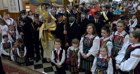 Procesji w opoczyńskiej kolegiacie św. Bartłomieja przewodniczył bp Adam Odzimek.