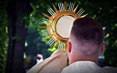 Jeden ze świdnickich wikariusz niosący Najświętszy Sakrament w czasie procesji eucharystycznej.