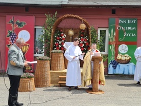 Mszy św. i procesji przewodniczył ks. Robert Awerjanow, proboszcz.