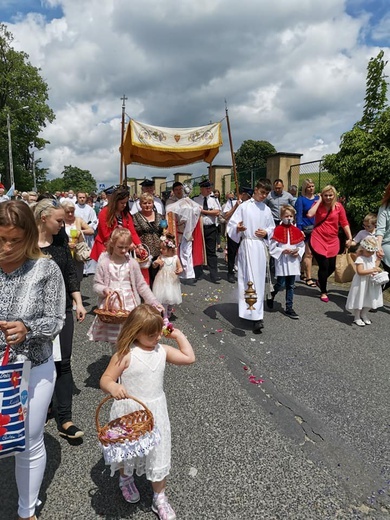 Ostroszowice. Parafia pw. św. Jadwigi