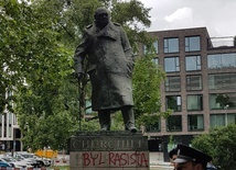 Napis na cokole pomnika Churchilla w Pradze: "Był rasistą."