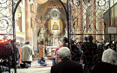 Modlitwa w kaplicy Matki Bożej – jedna z wielu pielgrzymek do tego miejsca.