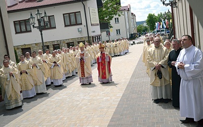 ▲	Zawierzenie kapłanów Matce Bożej.