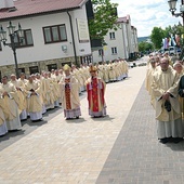 ▲	Zawierzenie kapłanów Matce Bożej.