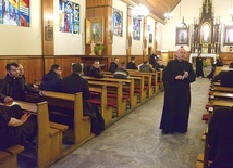 ▲	Spotkanie poprowadził ks. Mirosław Kszczot (stoi w środku nawy kościoła).