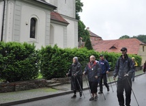 Miłośnicy nordic walking idą na pielgrzymkę