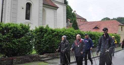 Miłośnicy nordic walking idą na pielgrzymkę