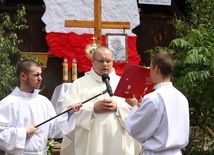 Ołtarze nawiązywały do postaci kard. Wyszyńskiego.