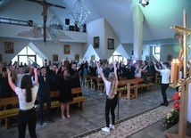 Animatorzy tańca zachęcali uczestników do aktywnego udziału w koncercie ewangelizacyjnym. 