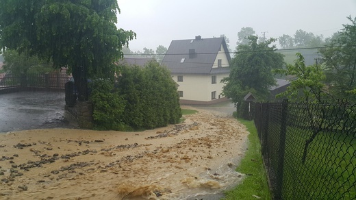 Oberwanie chmury nad Glisnem koło Mszany Dolnej