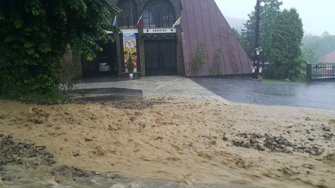 Oberwanie chmury nad Glisnem koło Mszany Dolnej