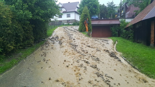 Oberwanie chmury nad Glisnem koło Mszany Dolnej