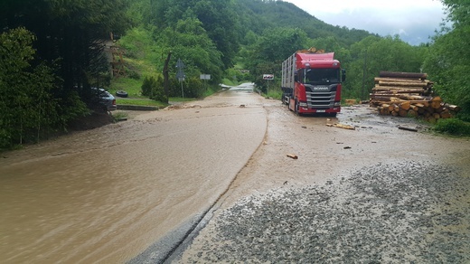 Oberwanie chmury nad Glisnem koło Mszany Dolnej