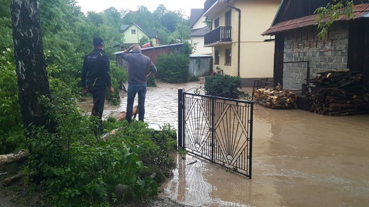 Oberwanie chmury nad Glisnem koło Mszany Dolnej