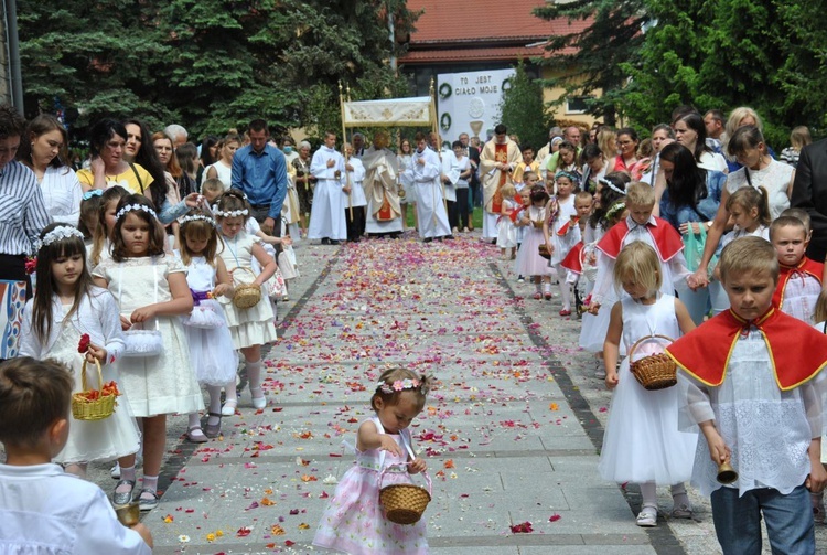 Za Panem Jezusem w Szymbarku