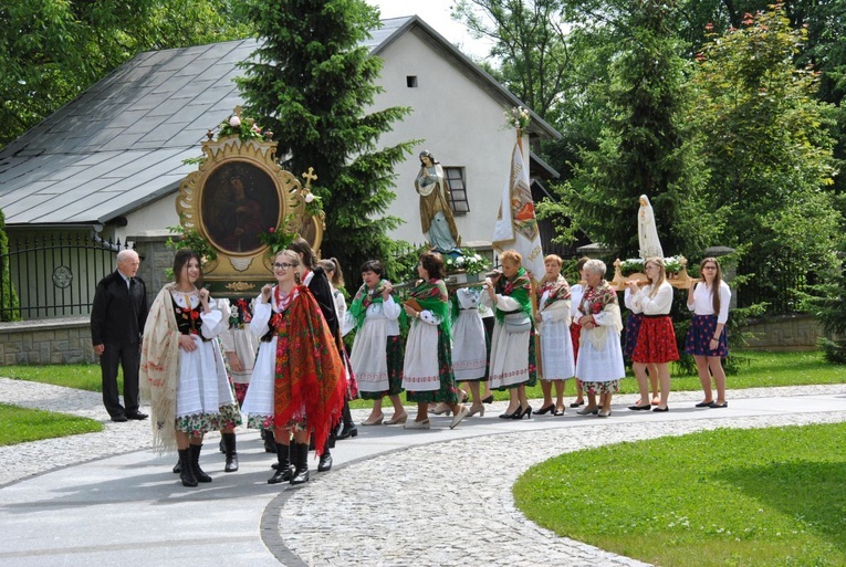 Za Panem Jezusem w Szymbarku