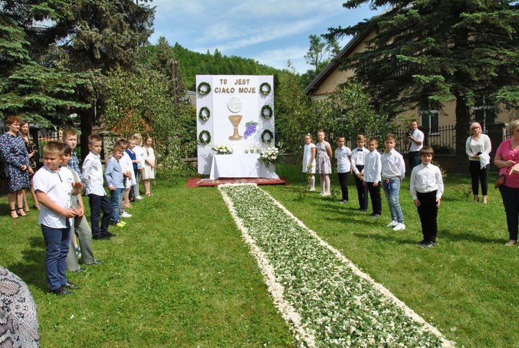 Za Panem Jezusem w Szymbarku