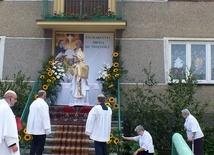 Jeden z ołtarzy nawiązywał do Roku św. Jana Pawla II i beatyfikacji kard. Stefana Wyszyńskiego.