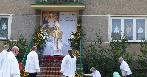 Jeden z ołtarzy nawiązywał do Roku św. Jana Pawla II i beatyfikacji kard. Stefana Wyszyńskiego.