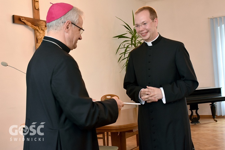 Wręczenie dekretów w auli Świdnickiej Kurii Biskupiej