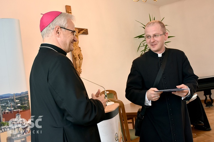 Wręczenie dekretów w auli Świdnickiej Kurii Biskupiej