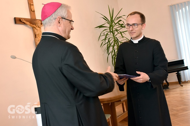 Wręczenie dekretów w auli Świdnickiej Kurii Biskupiej