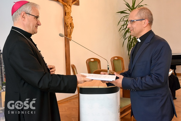 Wręczenie dekretów w auli Świdnickiej Kurii Biskupiej