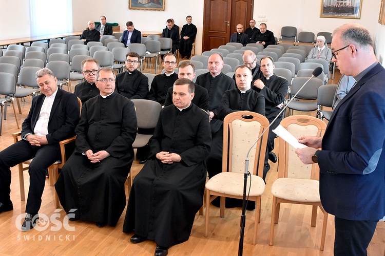 Wręczenie dekretów w auli Świdnickiej Kurii Biskupiej