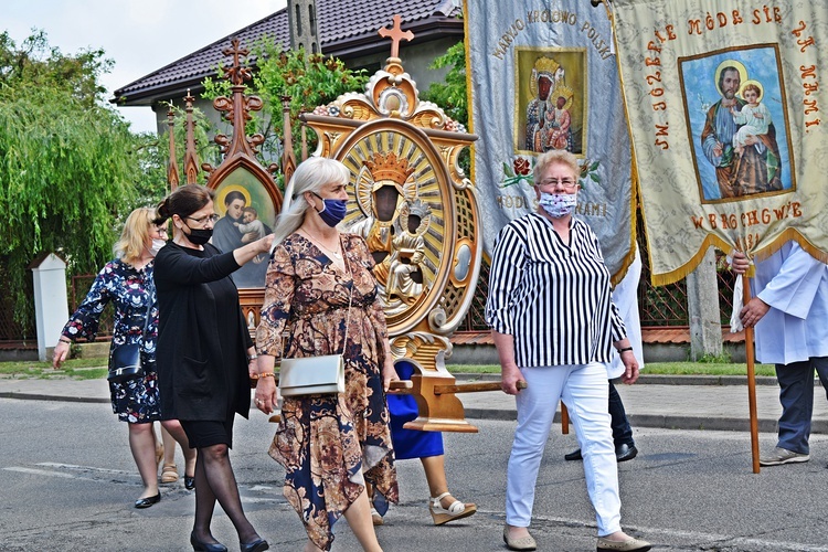 Nie brakowało chętnych do niesienia feretronów i chorągwi.