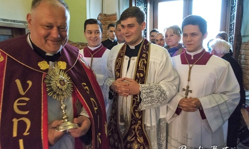 W progu świątyni ks. Michała Wójcika powitał proboszcz ks. kan. Cezary Dulka.