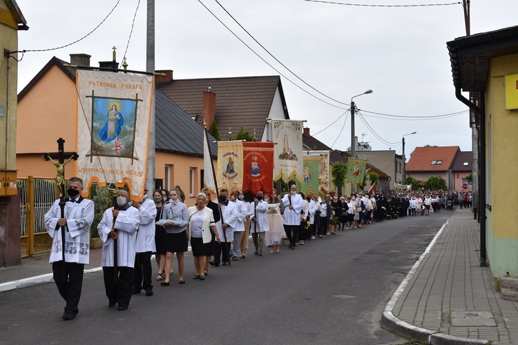 Dobrzyń nad Wisłą. Procesja Bożego Ciala do 4 ołtarzy w parafii Wniebowzięcia NMP