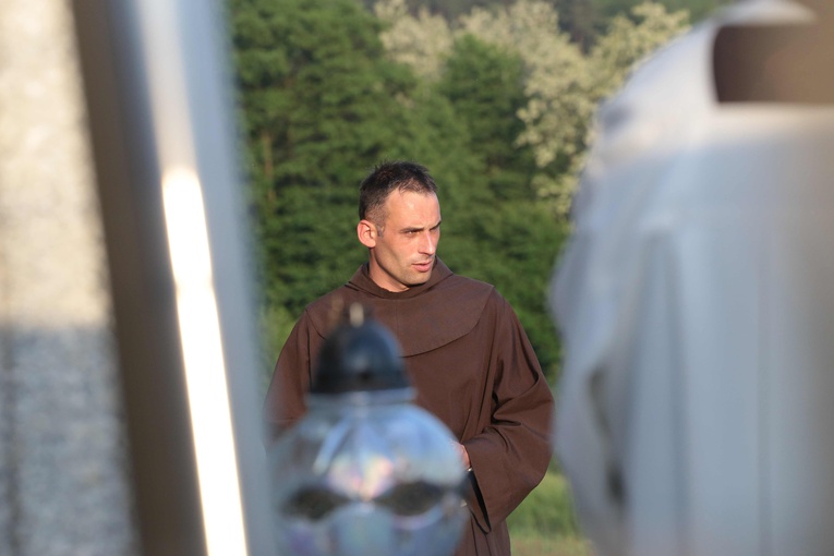 Różaniec przy pomniku