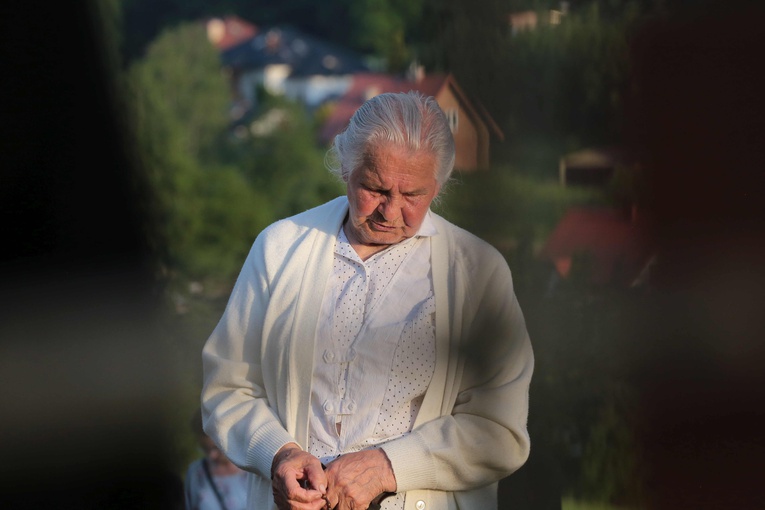 Różaniec przy pomniku