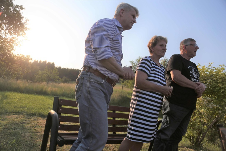 Różaniec przy pomniku