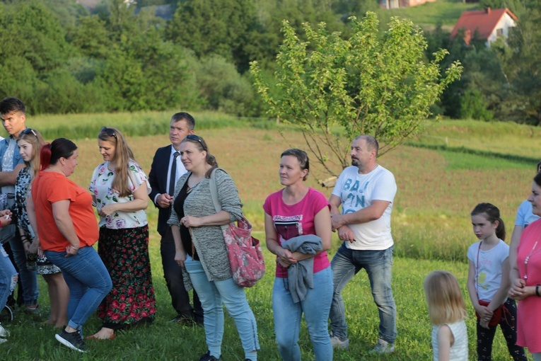 Różaniec przy pomniku