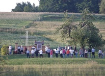 Różaniec przy pomniku