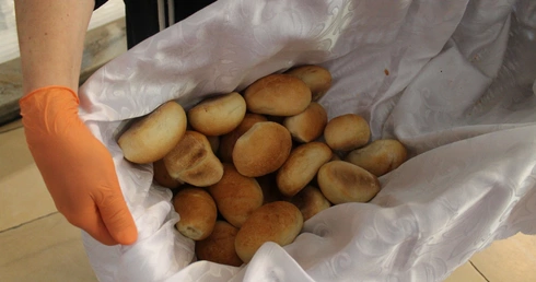 Chleb, relikwie i lilie